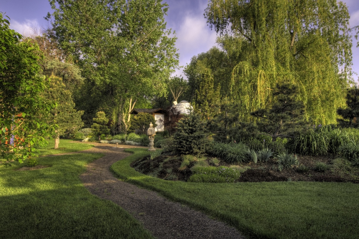 A raked passage in the Hakubai garden